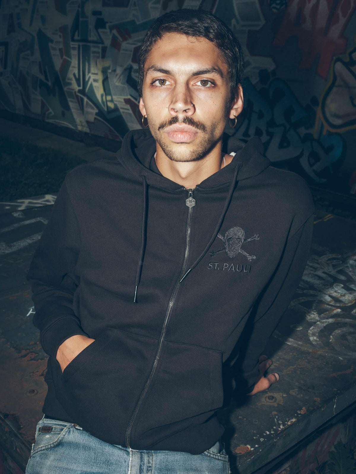 Kapuzenjacke "Back in Black" - Gallery