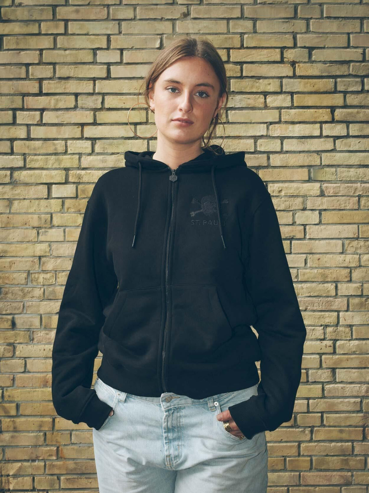 Kapuzenjacke "Back in Black" - Gallery