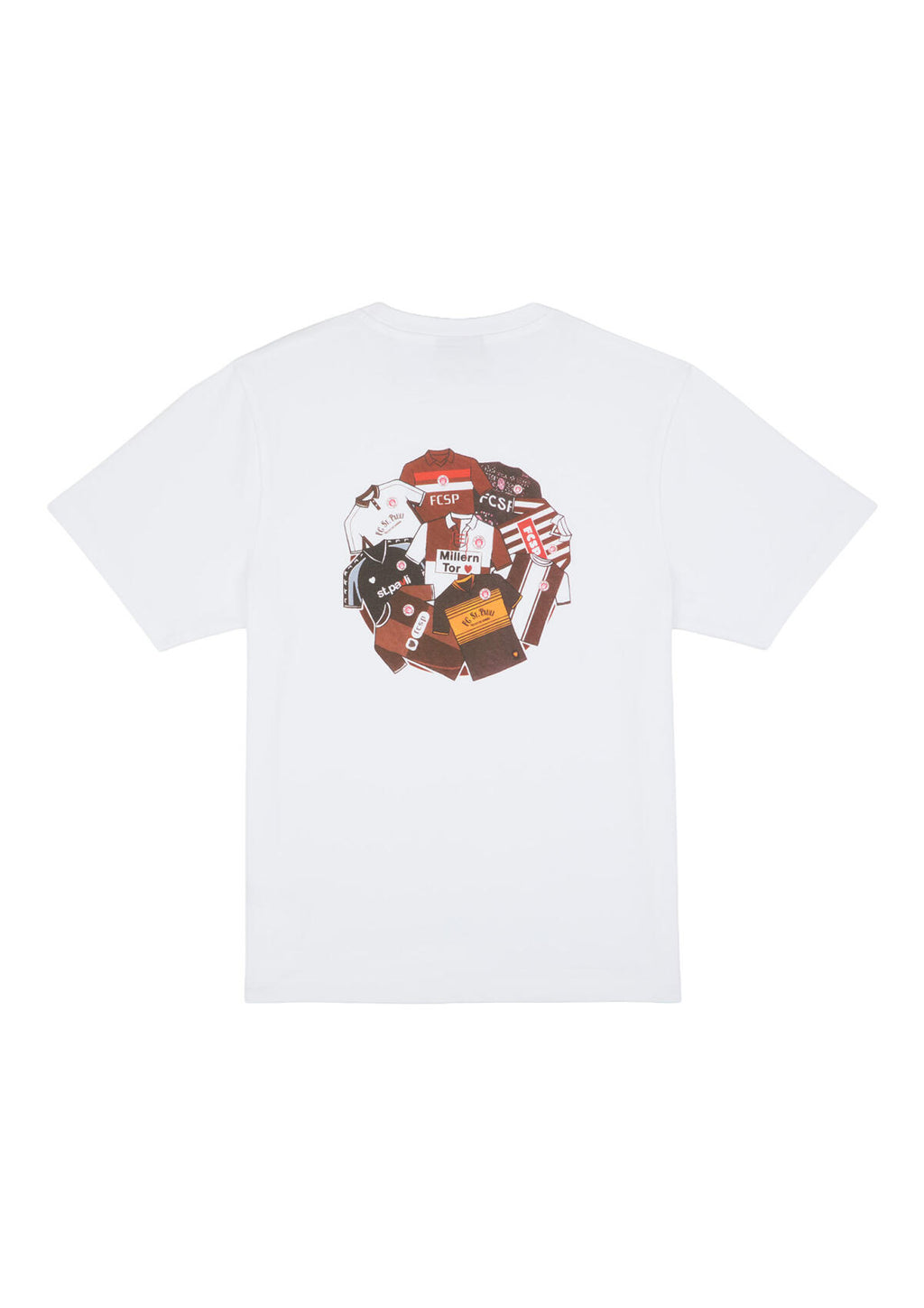 Weißes FC St. Pauli T-Shirt mit kleinem „FCSP WORKWEAR“-Print auf der Brust und großer Trikot-Collage auf dem Rücken.