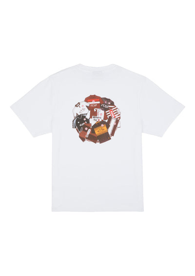 Weißes FC St. Pauli T-Shirt mit kleinem „FCSP WORKWEAR“-Print auf der Brust und großer Trikot-Collage auf dem Rücken.