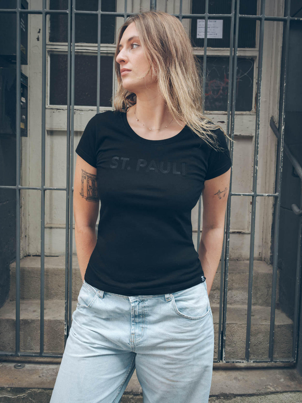 T-Shirt "Back in Black" tailliert