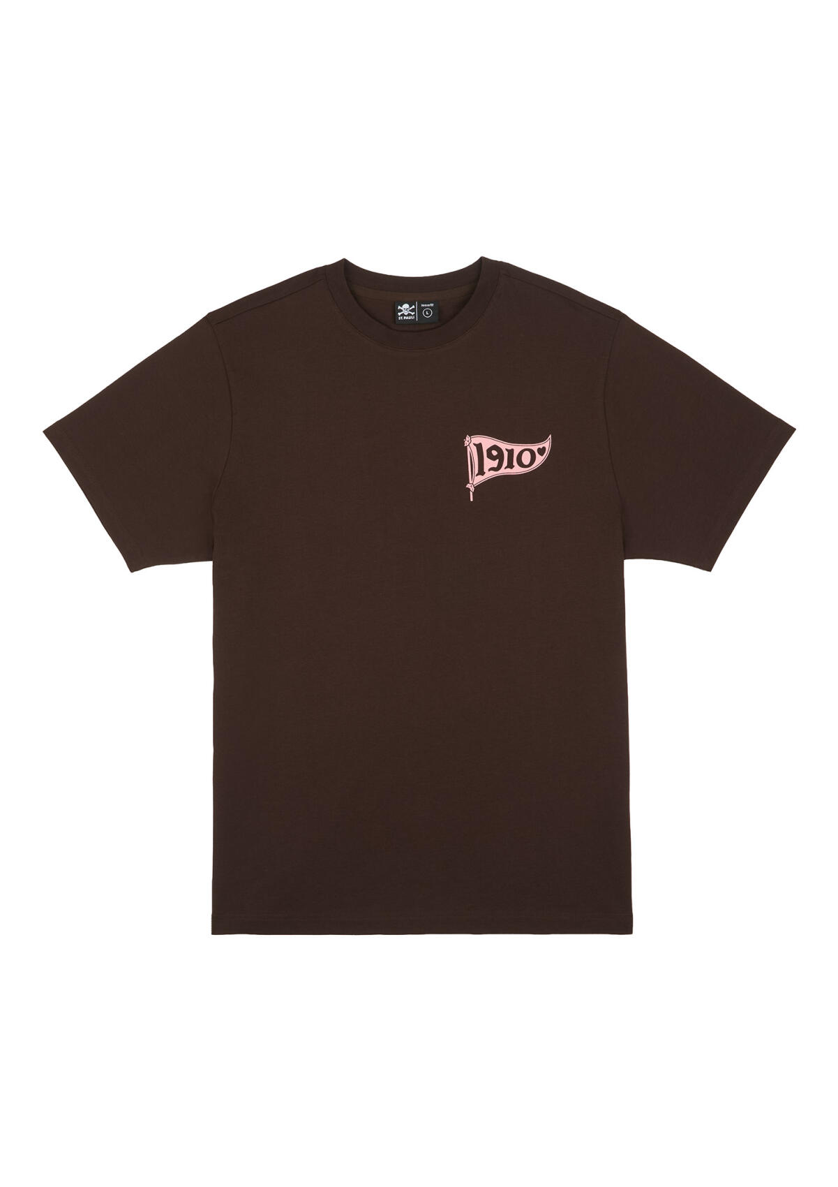 Vorderseite Braunes FC St. Pauli T-Shirt mit kleinem rosafarbenem „1910“-Print vorne und großem illustrierten Rückenmotiv mit FCSP-Wappen und Kiezgrafik.